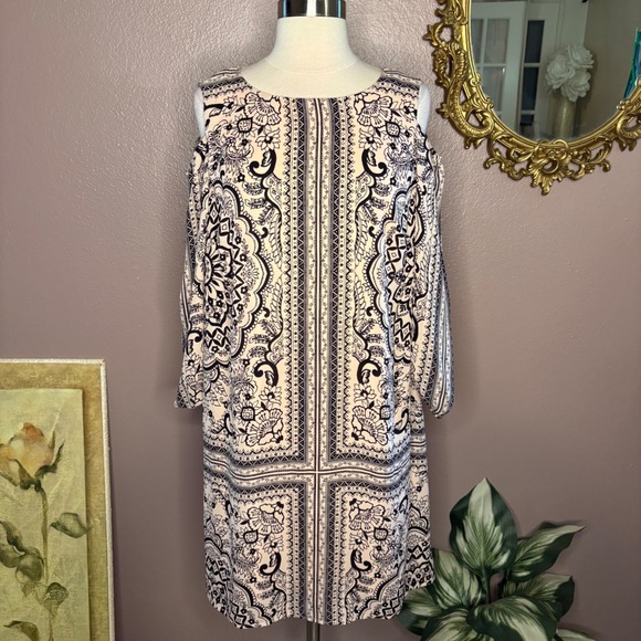 AUW Dresses & Skirts - AUW Cold Shoulder Boho Print Shift Dress Blush & Black Size 6‎
